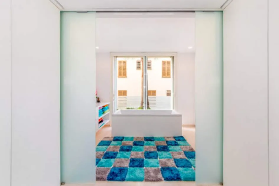 Exklusives Erdgeschoss-Apartment in kleiner Eigentümergemeinschaft in Porto Cristo - Moderne Architektur und Teilmeerblick
