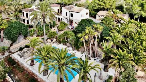 Beeindruckende Villa mit altem Baumbestand und großem Pool in der Nähe von Colonia de Sant Jordi