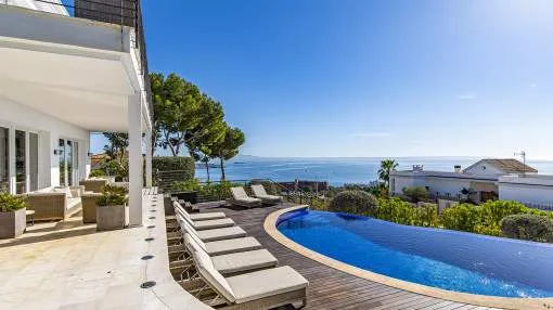 Modernisierte Villa im mediterranen Stil mit unglaublichem Meerblick in Cas Catala