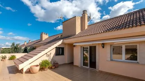 Helle Dachgeschosswohnung mit großen Terrassen und Parkplatz in Palma