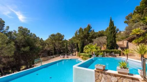 Mediterranes Wohnen in grüner Oase – Penthouse mit großer Dachterrasse und Pool in Sol de Mallorca