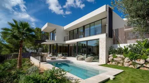Wohnen mit Stil – Neubau-Designvilla mit Pool und Garten in exklusiver Villenanlage oberhalb Pagueras
