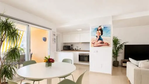 Sehr gepflegte 2 Zi. Whg, Schlafzimmer, Bad en Suit, offene Küche, Klima, Anlage m. Pool, nahe Palma