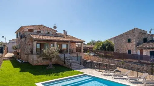 Exklusives Stadthaus in Sineu zur Langzeitmiete – großer Pool, Garten und Panoramablick auf Tramuntana