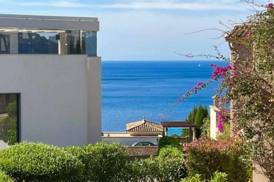 Bright terraced house with community pool at the golf course in Camp de Mar