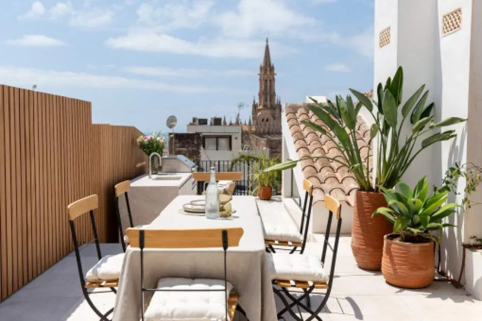 Newly -built penthouse with private roof terrace and views of the cathedral and the sea