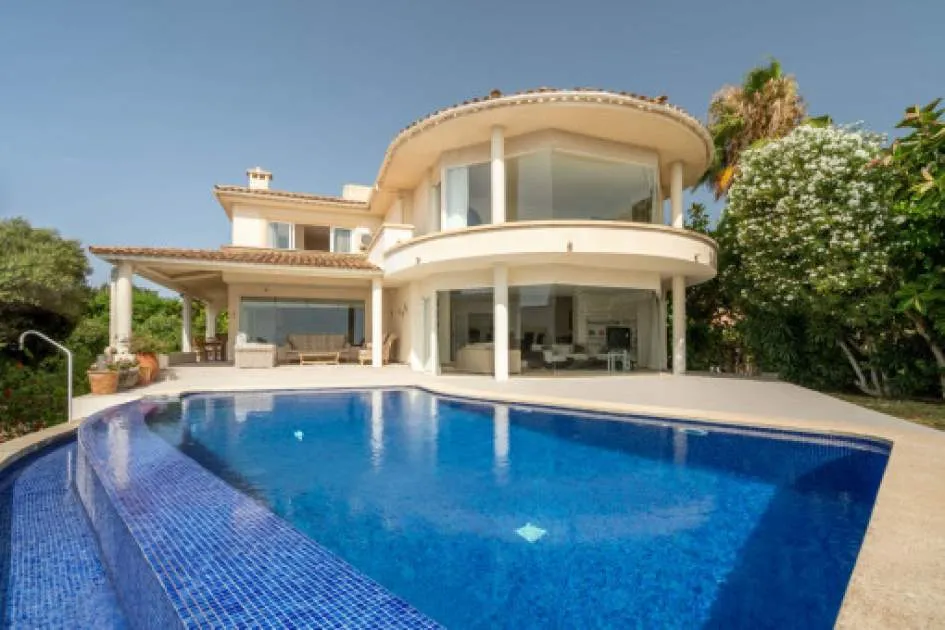 Luxurious property on the Alcanada golf course with breathtaking panoramic views over the bay of Alcudia