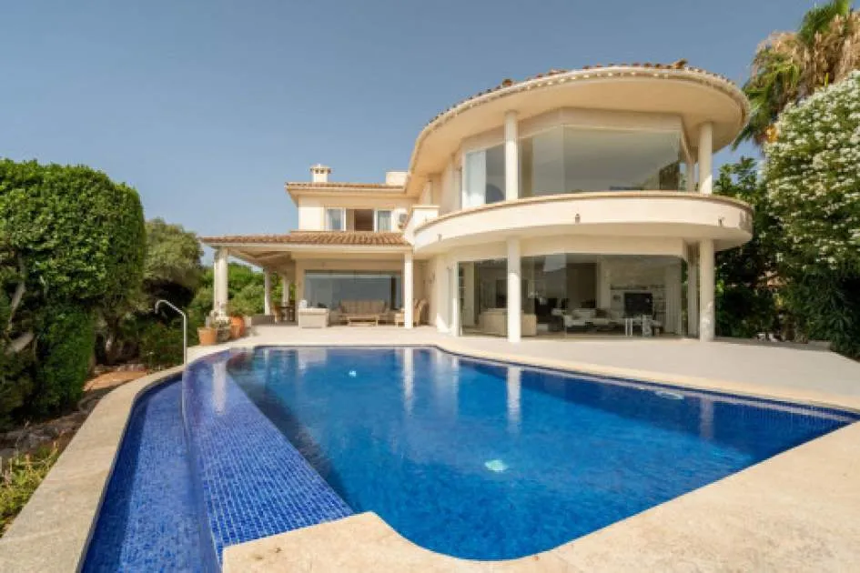 Luxurious property on the Alcanada golf course with breathtaking panoramic views over the bay of Alcudia