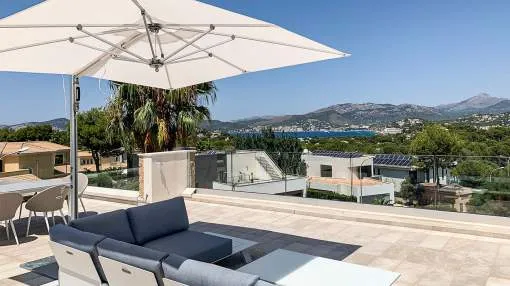 Luxuriöse Neubauvilla mit Blick auf die Bucht von Santa Ponsa und die Berge