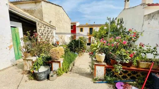 Super Investment im Herzen von Andratx Dorf mit großzügigem Garten