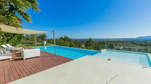 Fantastische moderne Villa mit einmaligem Blick auf die Bucht von Palma und das Tramuntana Gebirge