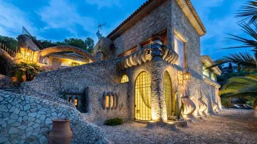 Ausserordentliche Villa im Gaudi-Stil mit Blick auf das Meer