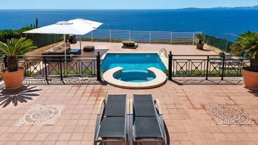Spektakuläre Villa in erster Linie mit Blick auf die Bucht von Palma