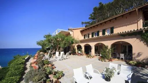 Historische Villa in erster Meereslinie mit Panoramablick in Cala San Vicente
