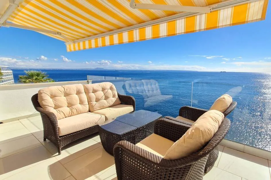 Schönes Apartment in einmaliger Lage in erster Linie in Torrenova mit Panoramablick aufs Meer