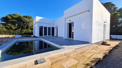 Neu gebautes Haus mit Pool in Cala Pi