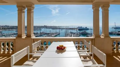 Schöne Wohnung mit spektakulärem Blick auf die Bucht von Palma und das Meer