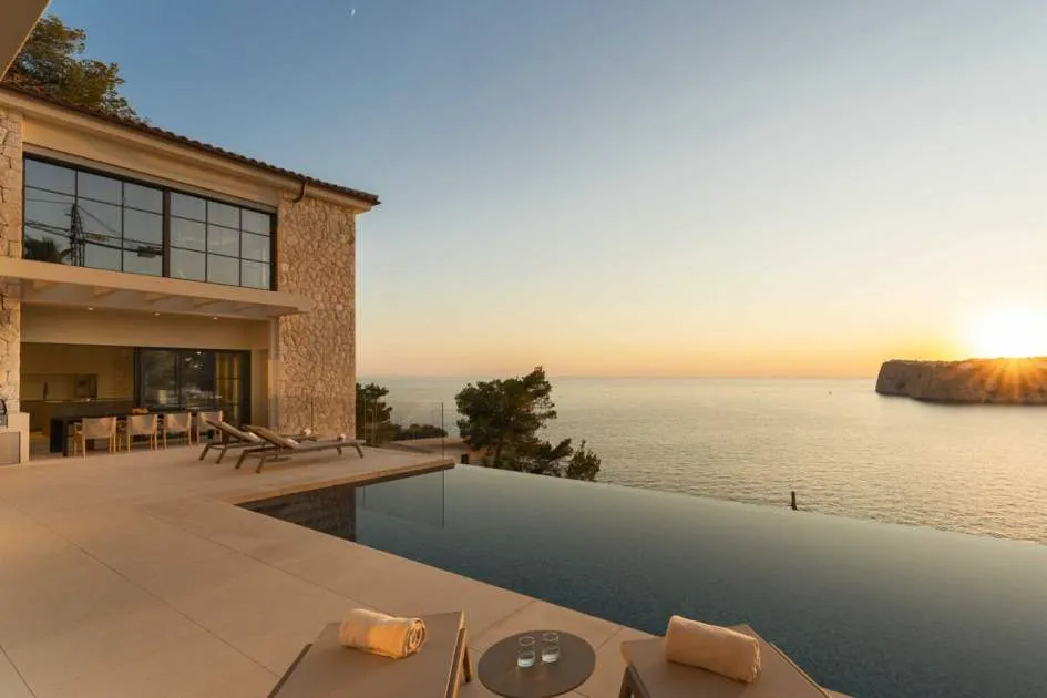Neu gebaute Luxus Villa in spektakulärer Lage in Cala Llamp