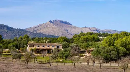 Traumhafte Finca mit Pferdestallungen, Sandplatz und Gästewohnung am Rande des Dorfes Calvia