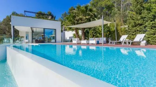 Fantastische moderne Villa mit einmaligem Blick auf die Bucht von Palma und das Tramuntana Gebirge