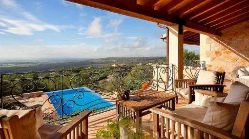 Großzügige Villa im Landhausstil in Puntiró mit tollem Panoramablick