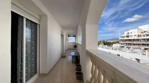 Schöne und helle Wohnung mit Teilblick auf das Meer und das Tramuntana-Gebirge in El Molinar.
