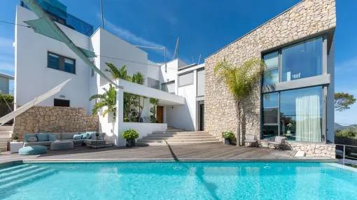 Meerblick-Villa mit einem aufregenden architektonischen Design und hochwertigen Ausstattungen