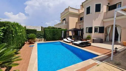 Schöne Doppelhaushälfte mit Schwimmbad in der begehrten Urbanisation Puig de Ros.