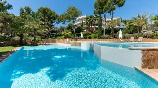 Hochwertige und elegante Erdgeschosswohnung in Sol de Mallorca in einer exklusiven Gemeinschaft mit Salzwasserpool