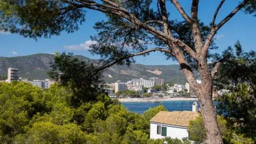 Freistehendes Haus mit fantastischem Projekt für moderne Villa mit Meerblick auf die Bucht von Cala Vinyas