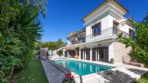 Perfekt modern-mediterrane Villa in Gehweite zum Yacht Club