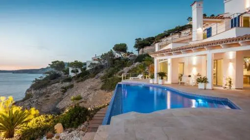 Atemberaubende mediterrane Designer-Residenz in erster Meereslinie mit unschlagbarer Aussicht