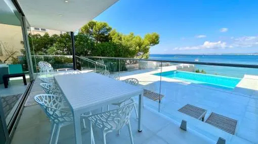 Luxuriöses Duplex mit Infinity-Pool direkt am Meer in Colonia de Sant Jordi
