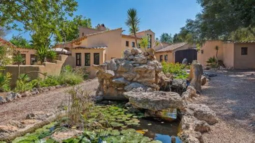 Eindrucksvolle Finca in S'Alqueria Blanca mit exotischem Pool und Garten