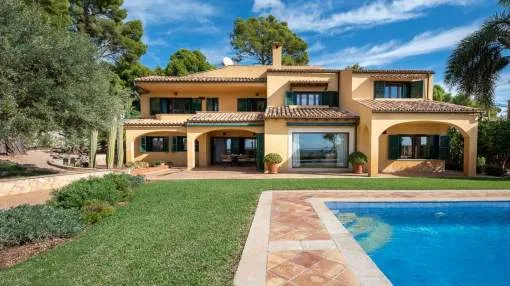 Villa mit Meerblick auf einem ebenen Grundstück mit viel Privatsphäre und sensationellem Panoramablick auf die Bucht von Palmanova