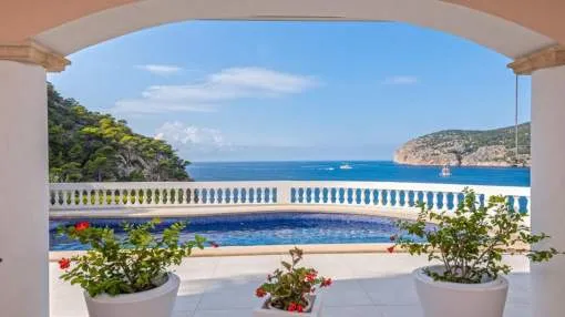 Elegante Villa mit Panoramablick auf das Meer in einer privilegierten Lage in Camp de Mar.