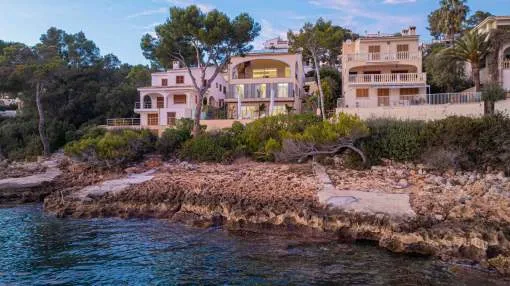 Atemberaubende luxuriöse Villa in erster Meereslinie in der Nähe des Golfplatzes mit direktem Zugang zum Meer
