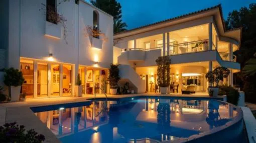 Paradies an der Küste: Moderne Villa mit Infinity-Pool und Panoramablick