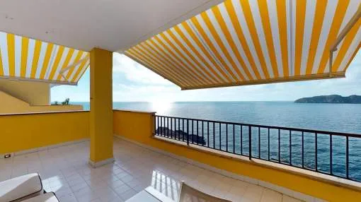 Penthouse mit atemberaubendem Ausblick, offenem Wohnkonzept und direktem Zugang zum Meer in Nova Santa Ponsa