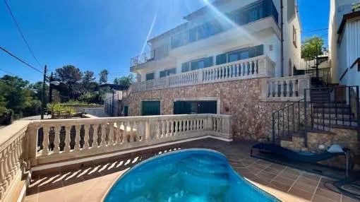 Vierstöckige Doppelhaus mit privatem Pool zum Verkauf in Genova