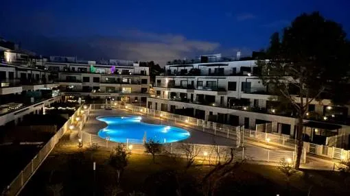 Neue Luxuswohnung in unmittelbarer Nähe zum Strand von Santa Ponsa mit freiem Blick auf den Pool