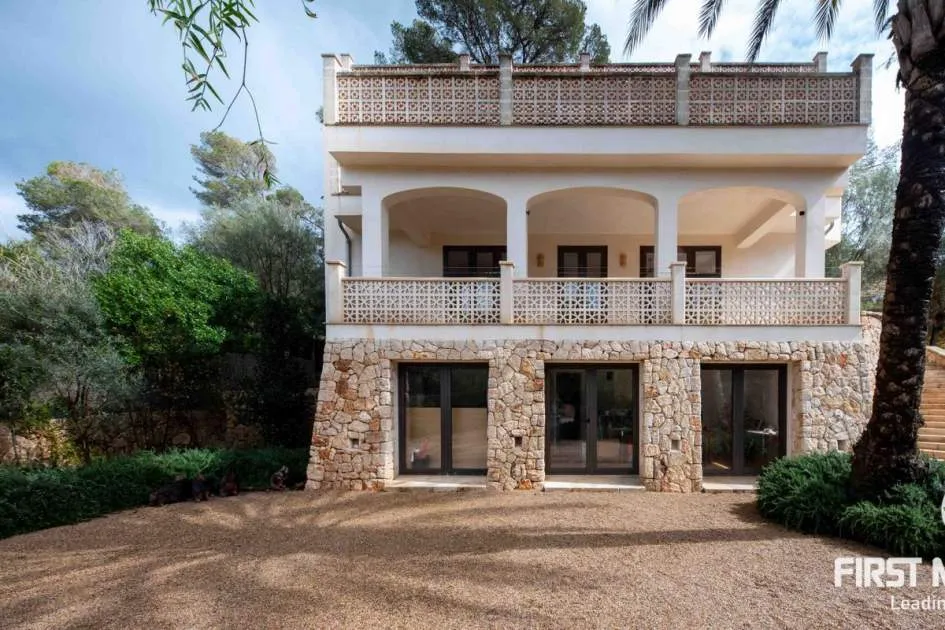 Exklusive Villa mit Ferienlizenz in Cala Llombards, nur wenige Schritte vom Meer entfernt.