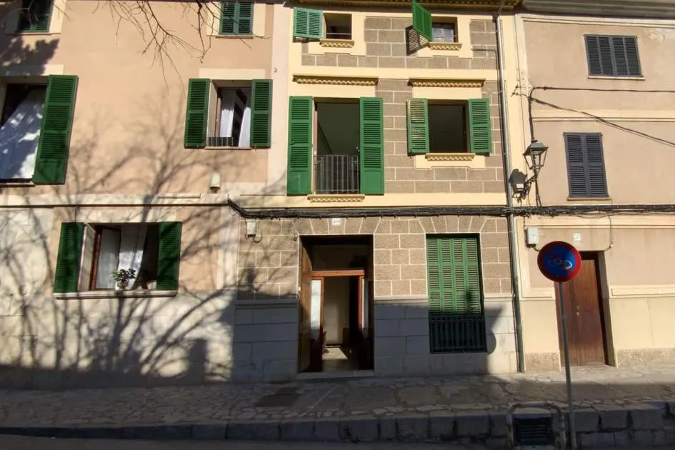 Schönes renovierungsbedürftiges Stadthaus mit Garten in Sóller
