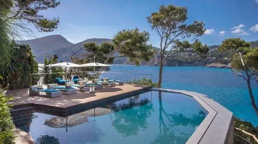 Zeitgenössische Villa in erster Meereslinie mit Ferienvermietungslizenz Zeitgenössische Villa in erster Meereslinie mit Ferienvermietungslizenz