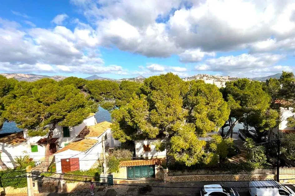 Geräumiges Penthouse mit 3 Schlafzimmern, 2 Bädern und Meerblick in der Nähe des Strandes von Santa Ponsa Geräumiges Penthouse mit 3 Schlafzimmern, 2 Bädern und Meerblick in der Nähe des Strandes von Santa Ponsa