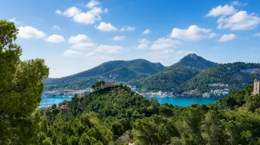 Meerblick-Grundstück mit Altbestand und genehmigter Lizenz in privater Lage von Port Andratx