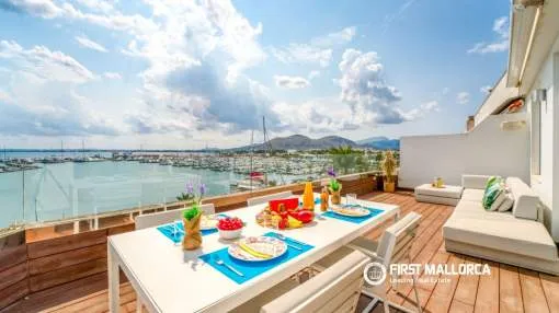 Wunderschönes Penthouse in erster Meereslinie im Puerto de Alcúdia für den Sommer