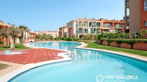 Duplex-Apartment mit 4 Schlafzimmern, Garage und Abstellraum in exklusiver Anlage in erster Linie zum Hafen Port Adriano