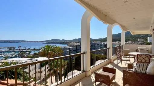 Wohnung mit atemberaubendem Blick auf das Mittelmeer und den exklusiven Puerto Portals, gelegen in einer der prestigeträchtigsten Gegenden der Insel.