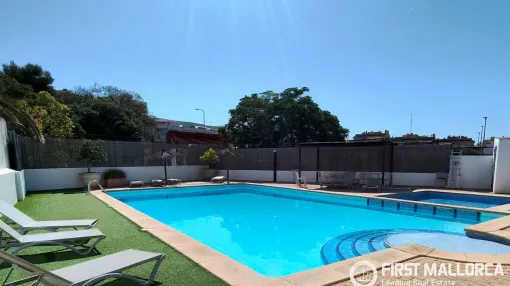 Großzügiges Reihenhaus mit 195 m² bebauter Fläche in einer Wohnanlage mit Gemeinschaftspool.